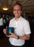 Ich und mein neuer iPod Nano mit 1GB speicher - weiss mit blauer Schutzhuelle