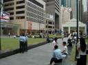Raffles Place - der Centrale Platz im Finanzviertel - hier ist es zur Rushhour besonders geschaeftig