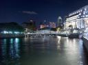 Ein Blick entlang des Singapore Rivers hin zu Esplanade und den Hotels dahinter