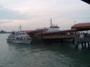 Unsere Faehre (hinter dem Steg) am Tanah Merah Ferry Terminal