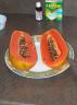 Die Papaya hat im Inneren viele kleine Kerne