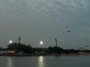 Das Stadion einem Transporthubschrauber und einer riesigen Singapurflagge